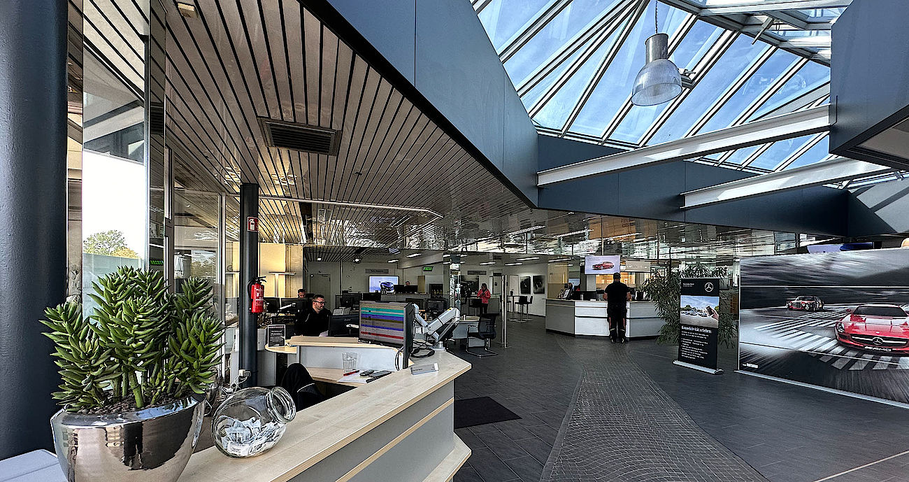 Mercedes Hartmann - Autohaus von oben Innenaufnahme des Autohauses mit Blick auf den Kundendienstbereich und den Empfangsbereich