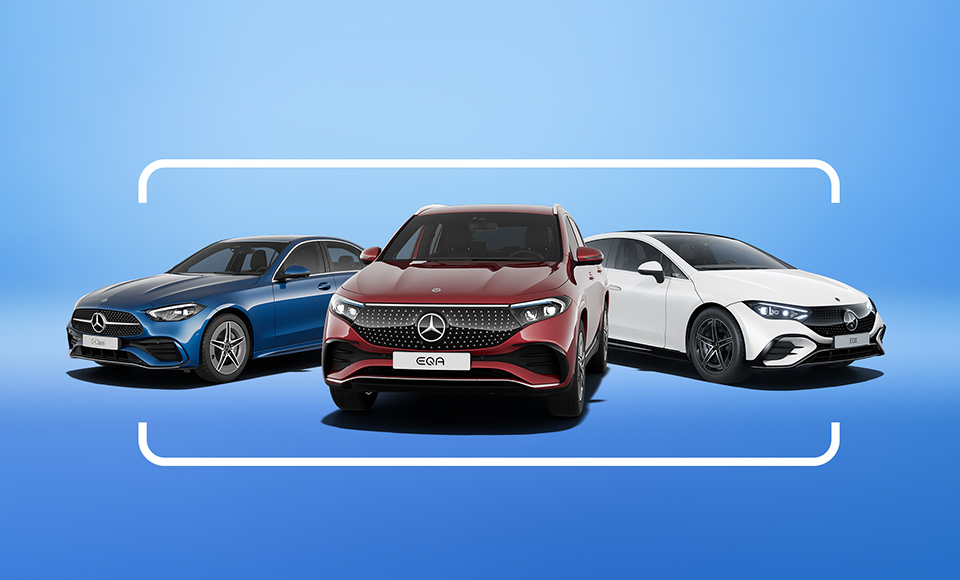 Drei Mercedes Fahrzeuge vor einem grell blauen Hintergrund