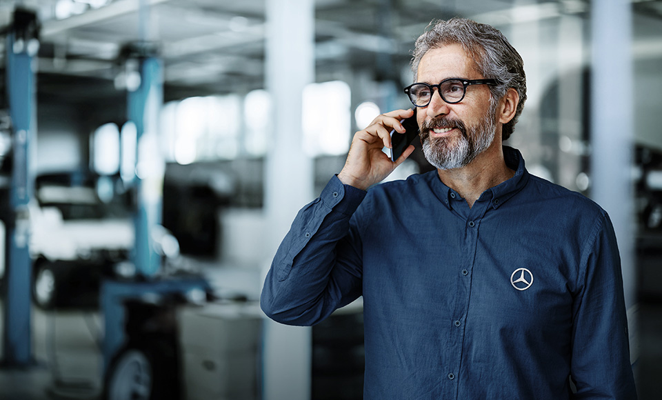 Mercedes-Mitarbeiter telefoniert
